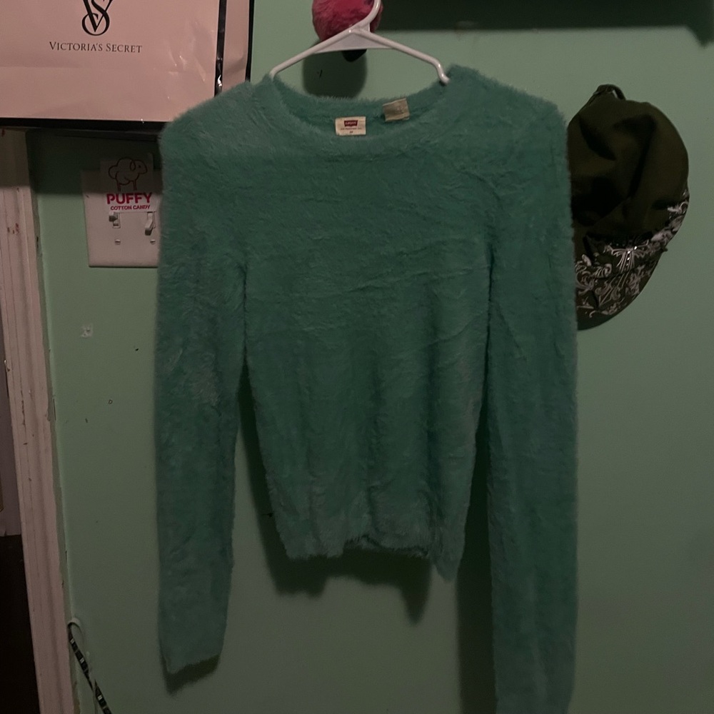 Levi green sweater never wore, perfect for winter